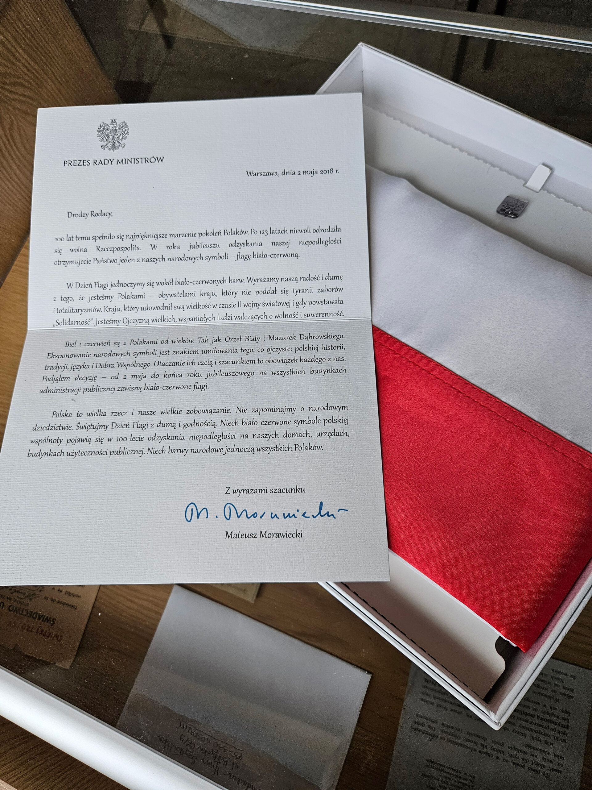 Flaga Rzeczypospolitej Polskiej z dedykacją od premiera RP. Mateusza Morawieckiego