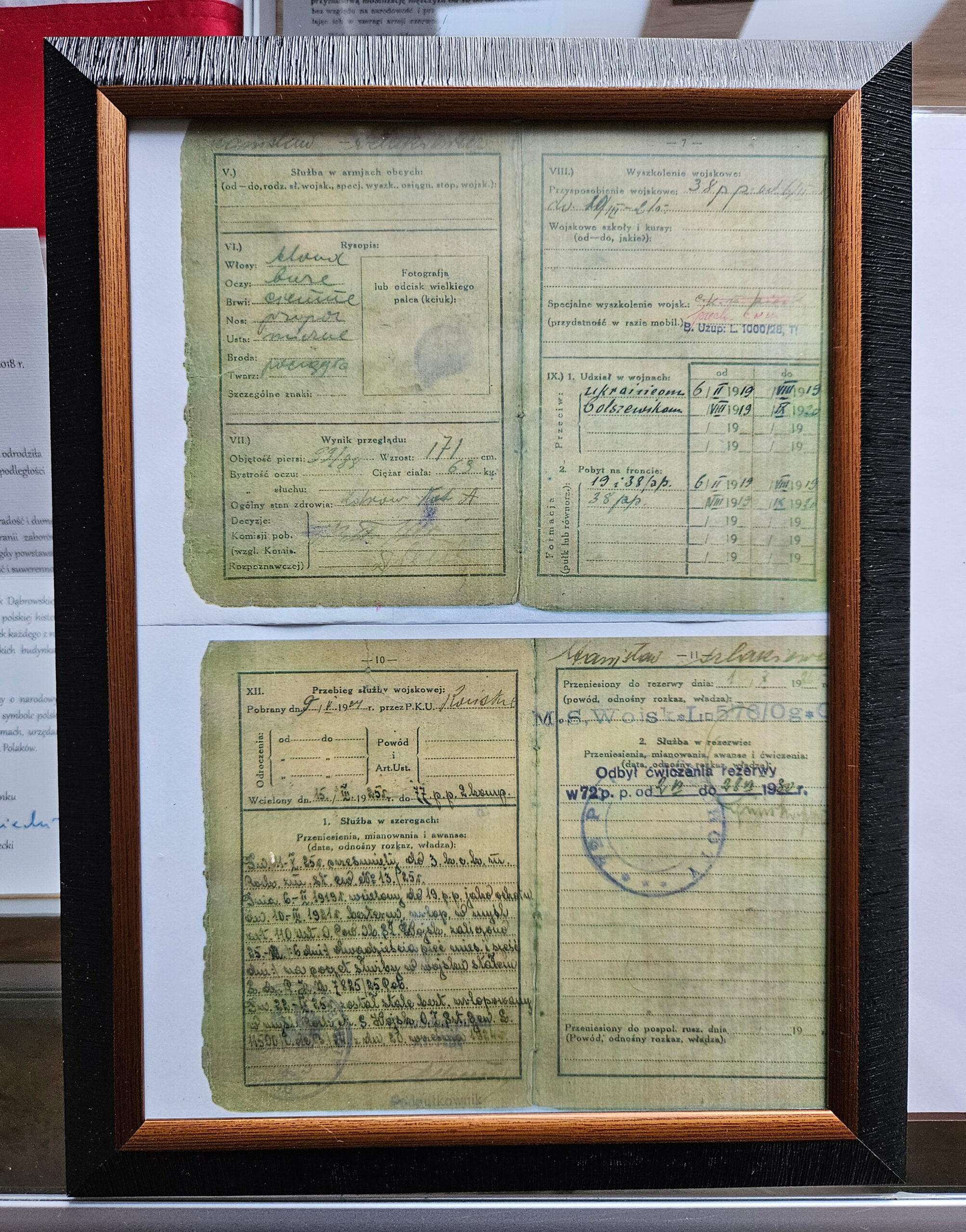 Książeczka wojskowa oraz pamiątki, krzyż, różaniec, zdjęcia po żołnierzu 72. Pułku Piechoty po Władysławie Szlakiewiczu