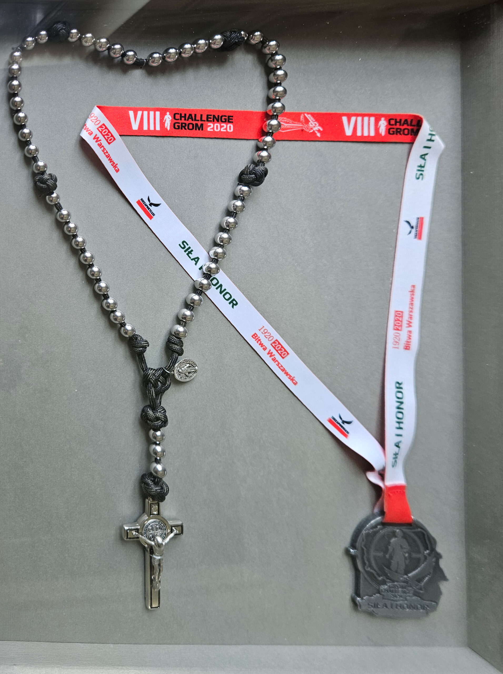 Wotum dziękczynne: Różaniec z paracordu i medal „Grom Challenge 2020”